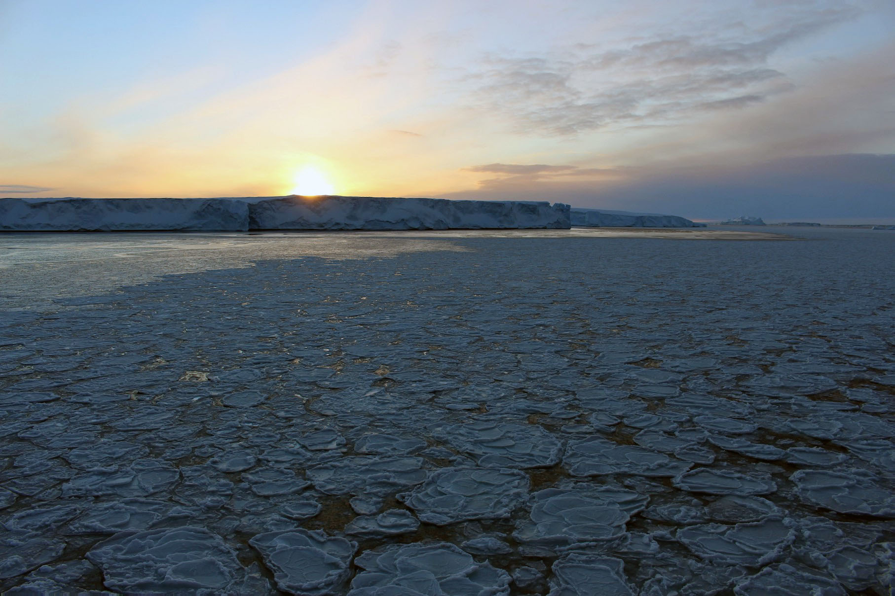 Amanecer y formación de hielo marino.