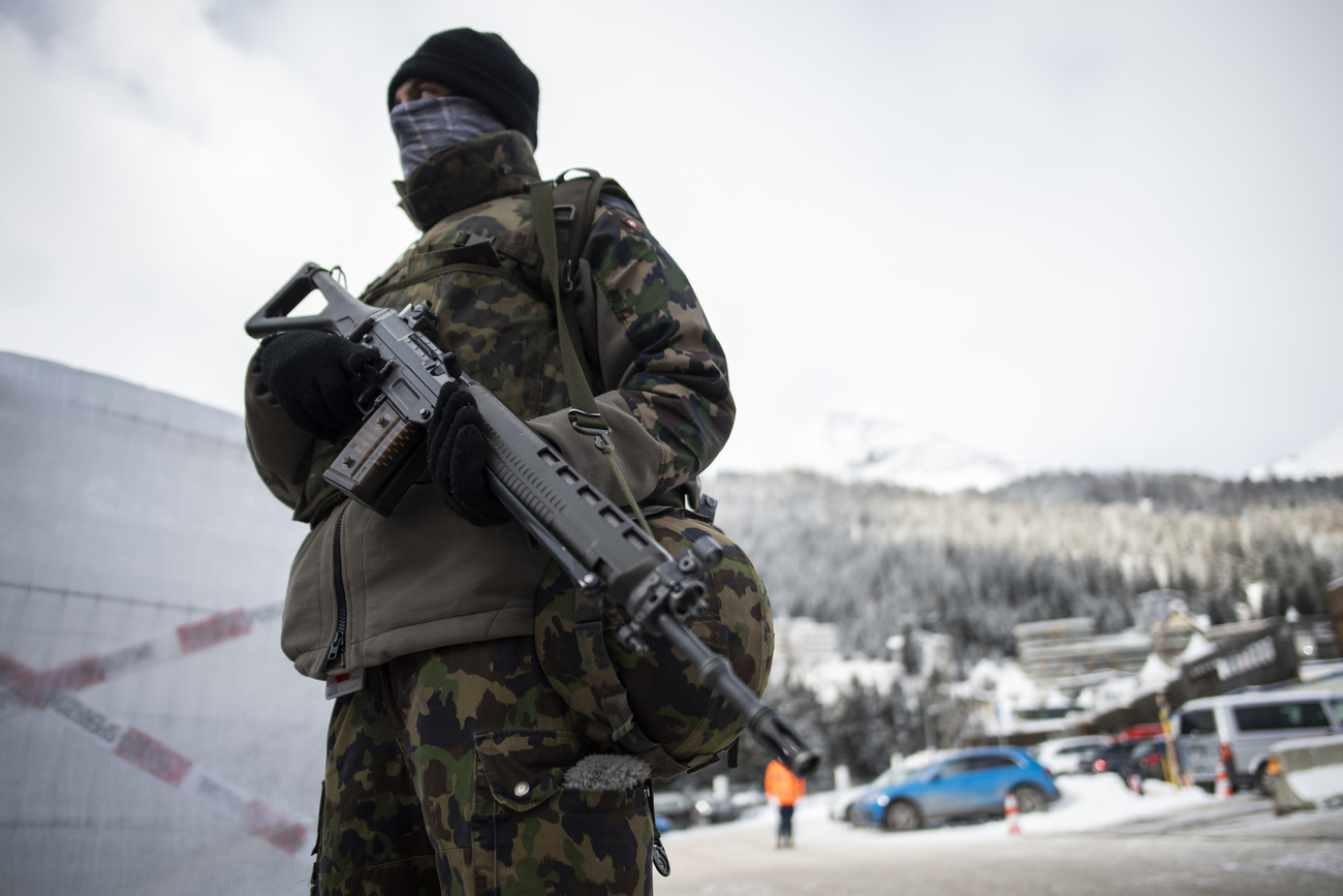 Soldado com espingarda na neve