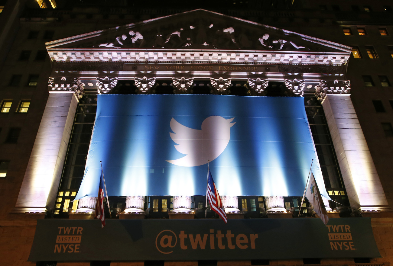 Il logo di twitter su Walla Street nel giorno della sua entrata in Borsa.