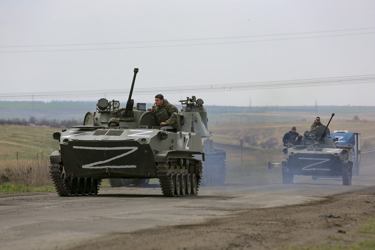 Mezzi russi in movimento vicino a Mariupol.