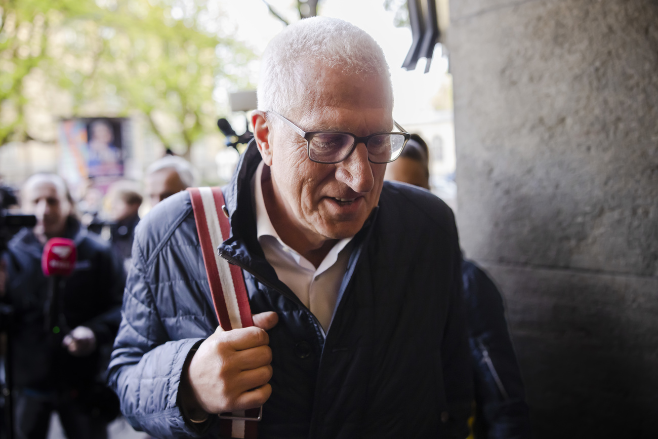 Pierin Vincenz fuera del edificio del tribunal