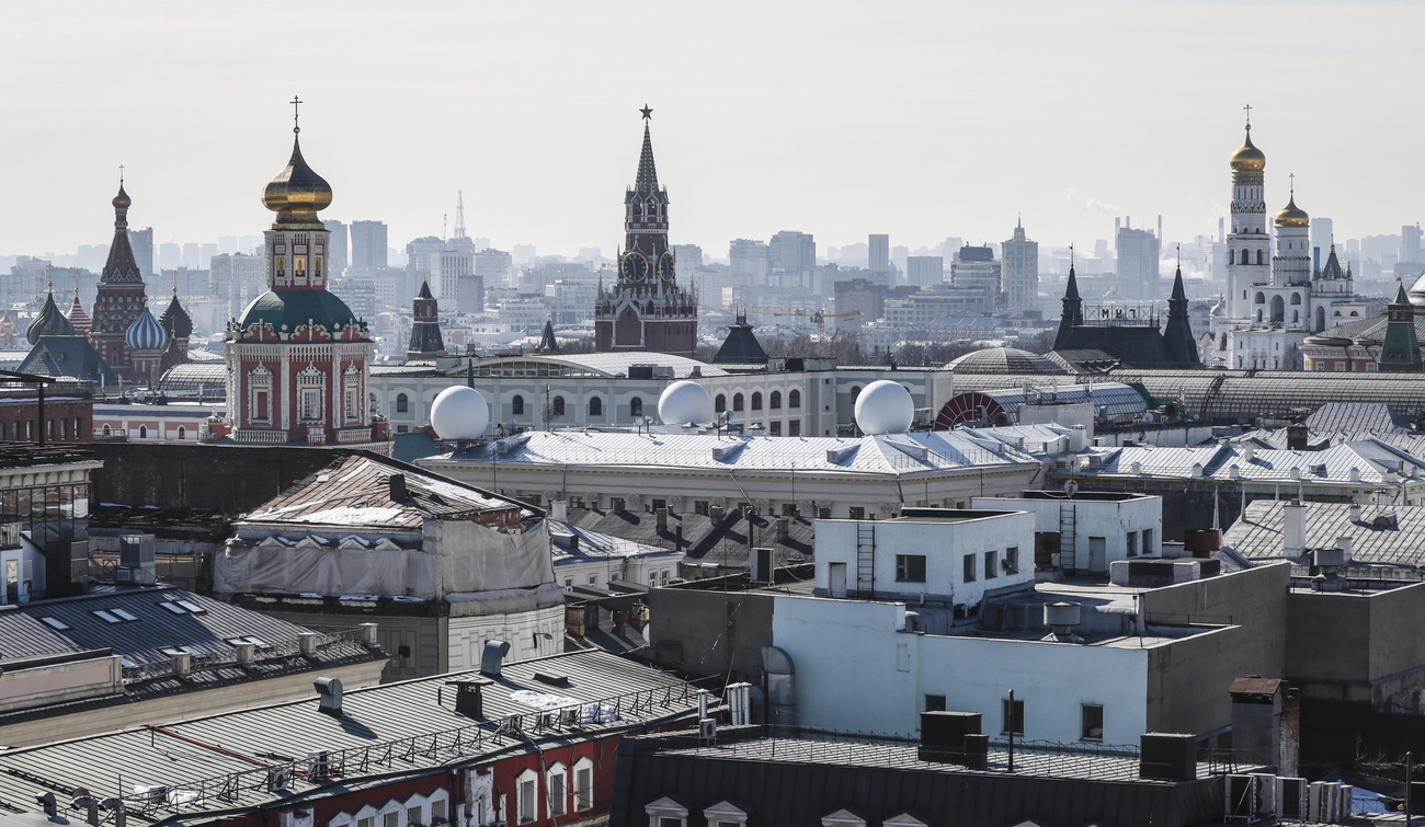 قباب تعلو قصر الكرملين وسط موسكو