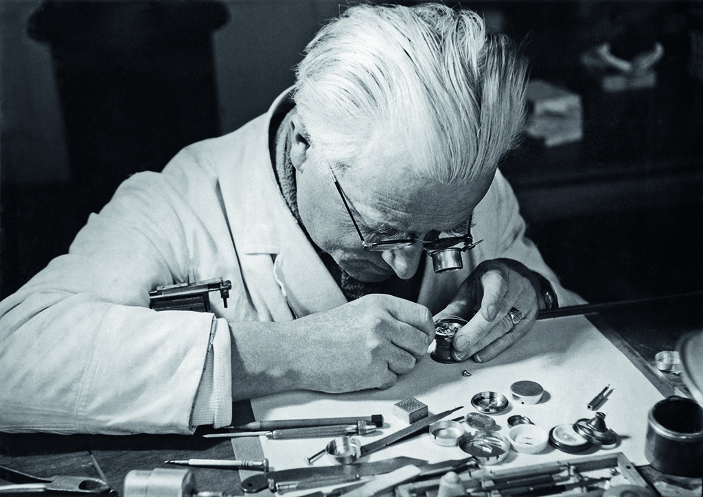 Horlogers au travail dans les ateliers Rolex à la rue du Marché, 1942.