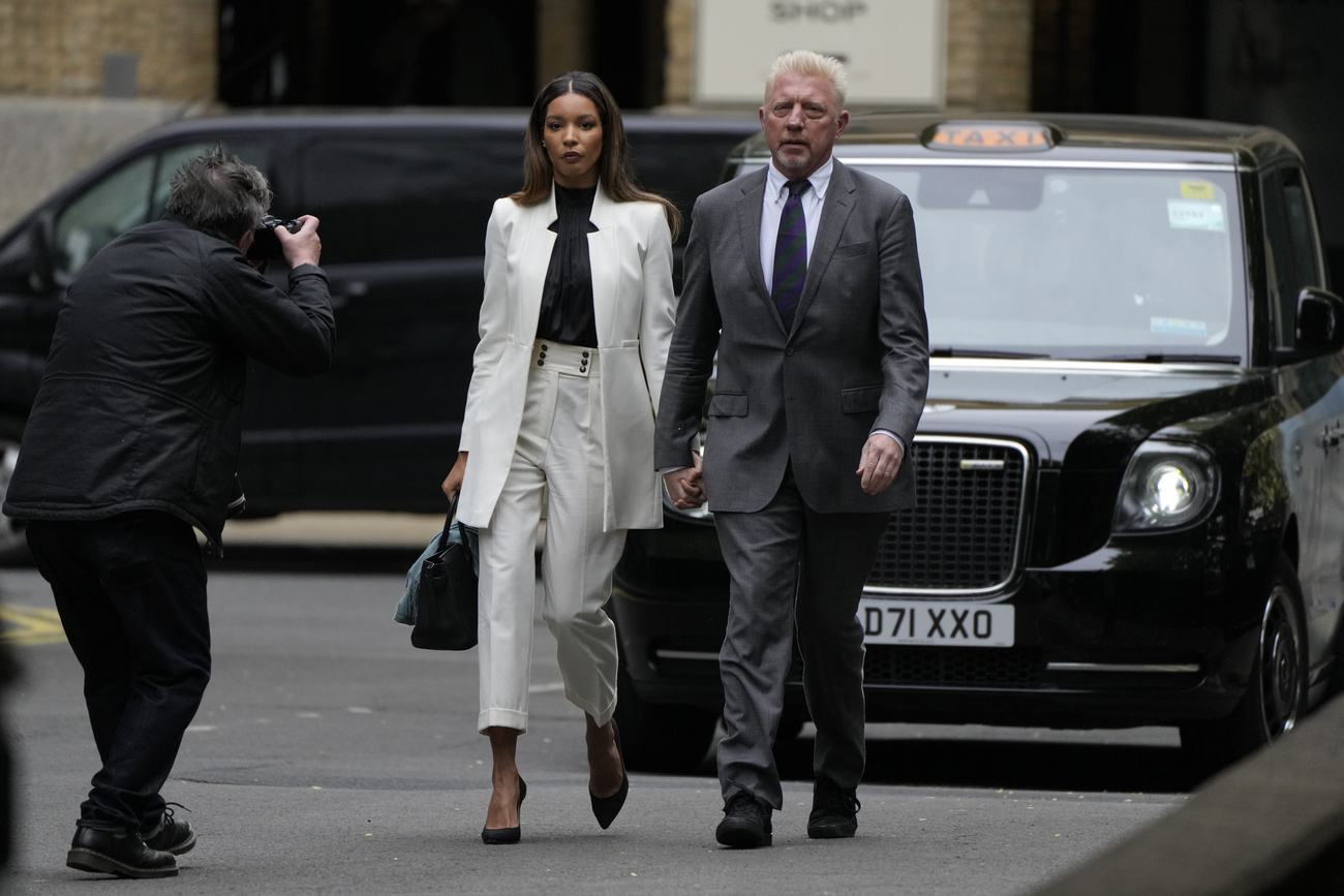 Boris Becker con la compagna Lilian de Carvalho Monteiro mentre arriva in tribunale