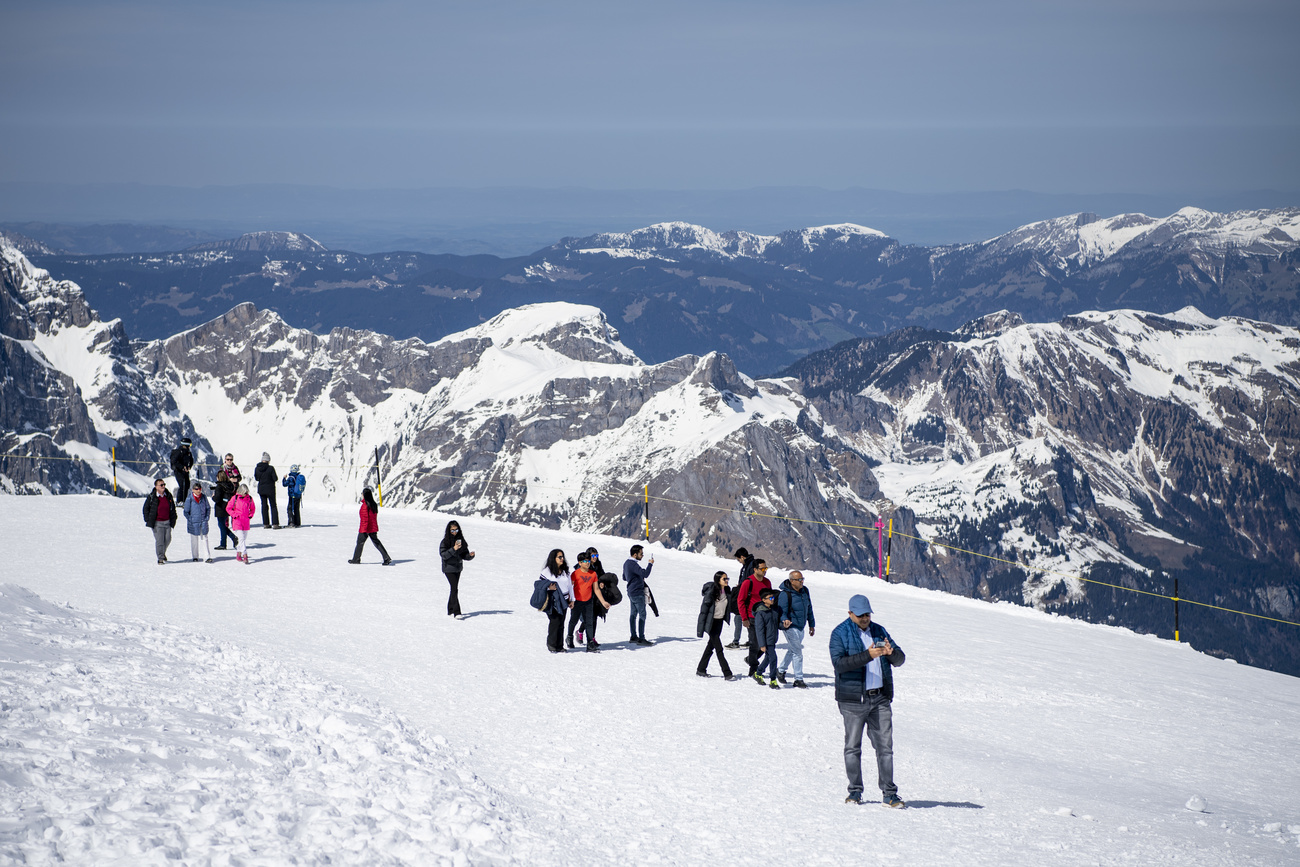 Touristes sur une montagne très enneigée