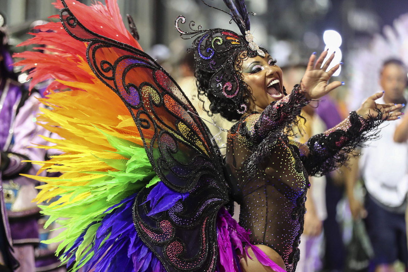 persona in abito da samba con ali e pime multicolore