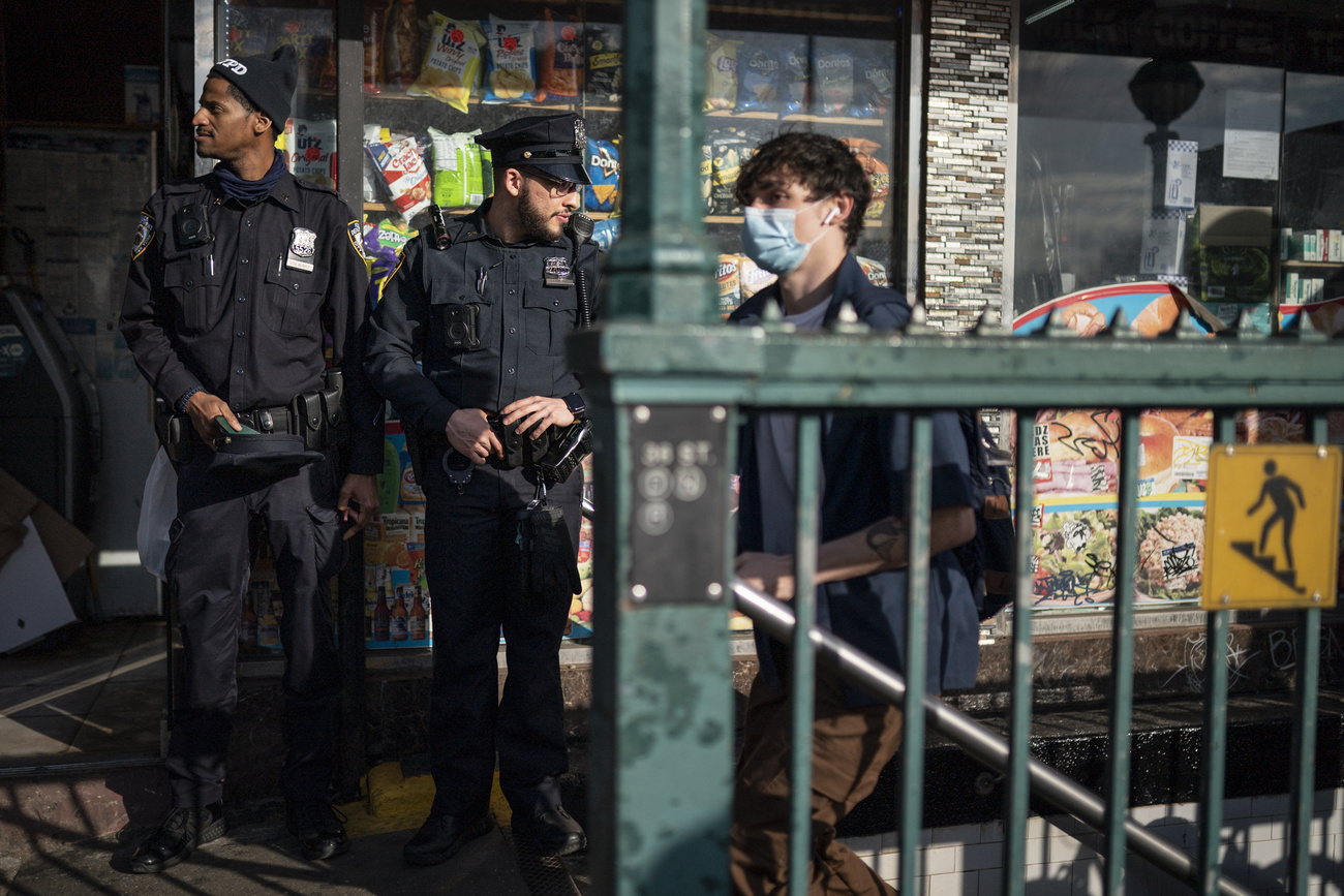Poliziotti all entarta della fermata della metropolitana dove è avvenuta la sparatoria