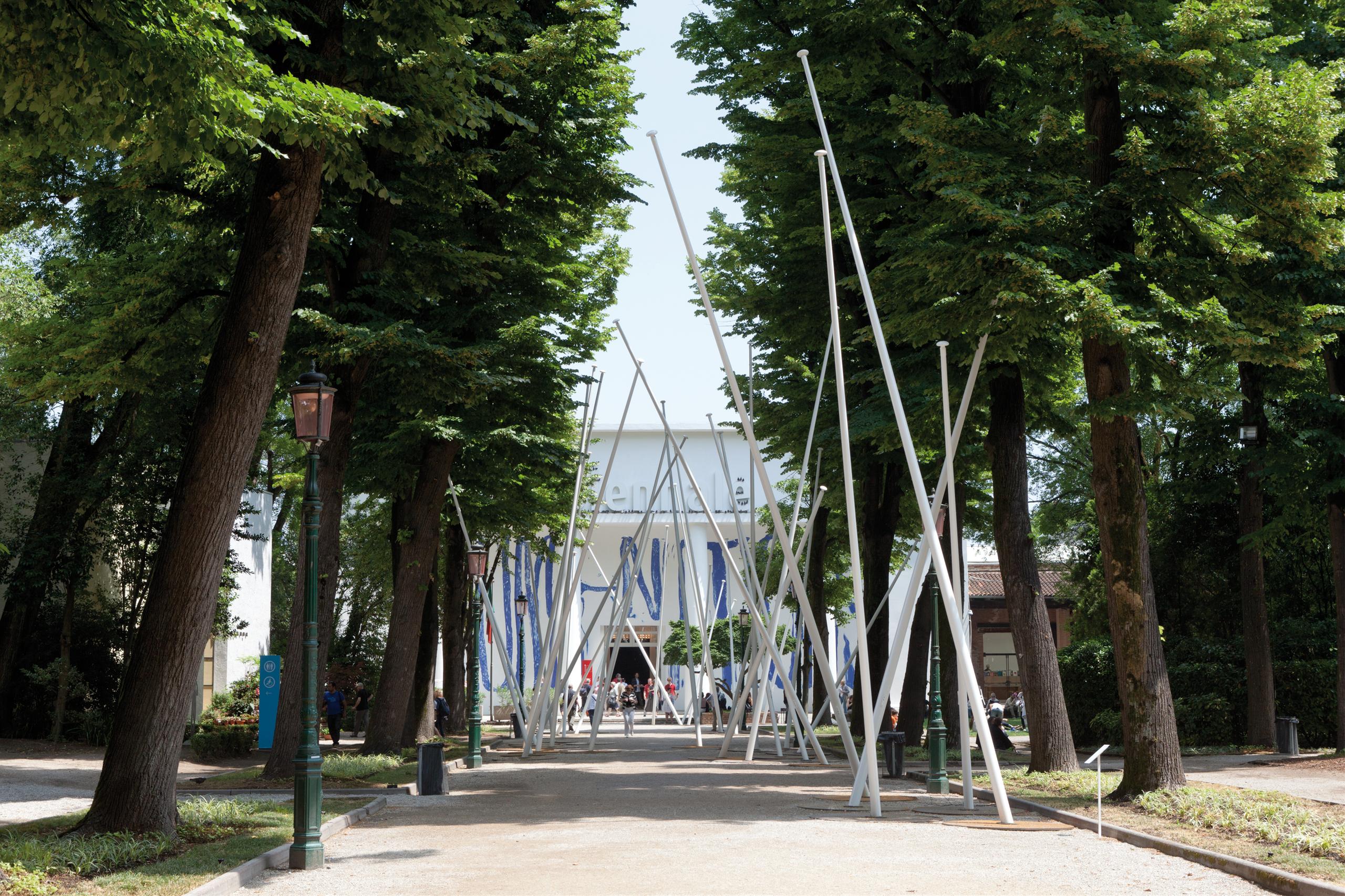 Corredor con astas bordeado de árboles
