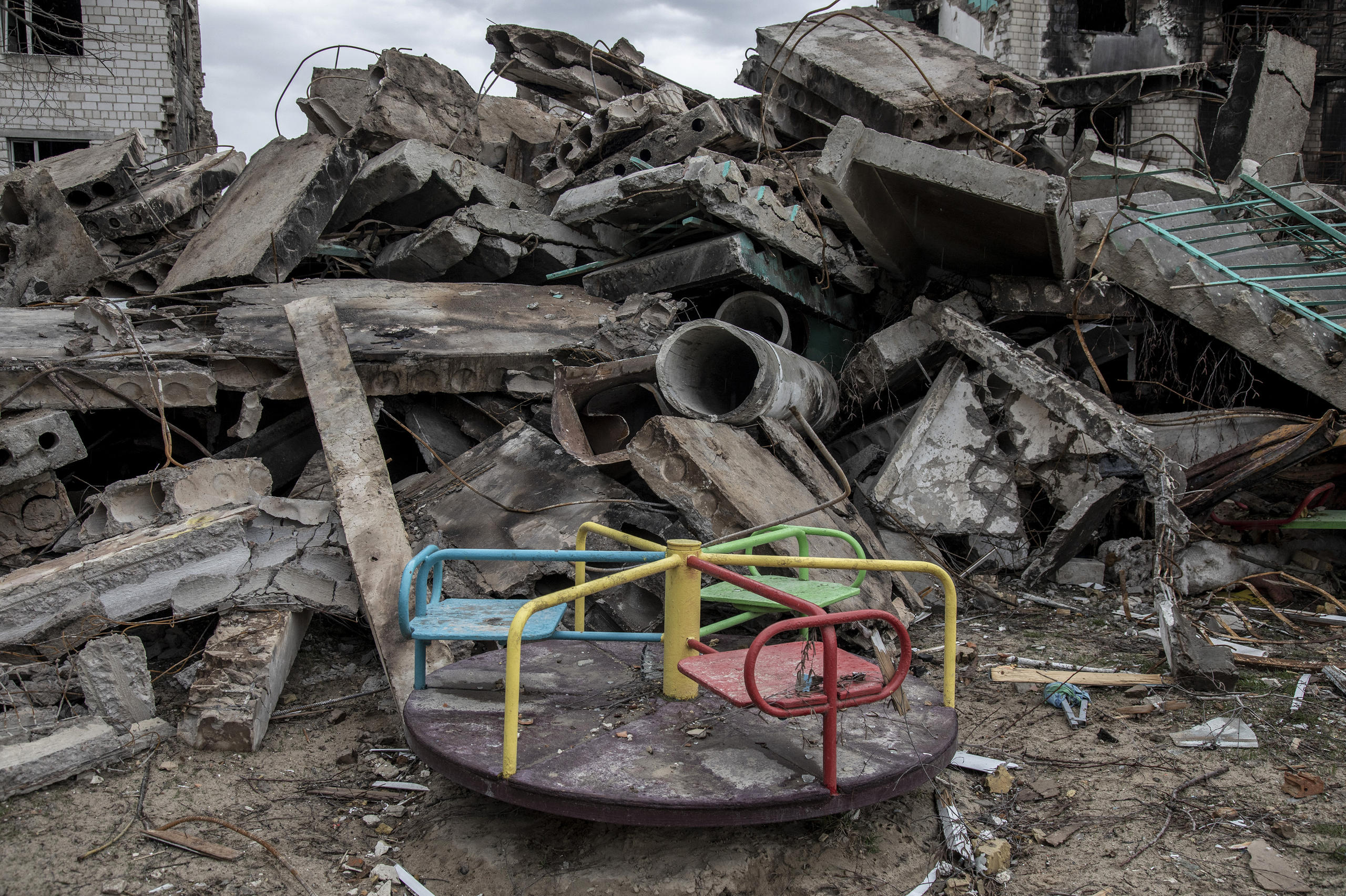 امرأتان داخل كنيسة أوكرانية تضررت من قصف روسي