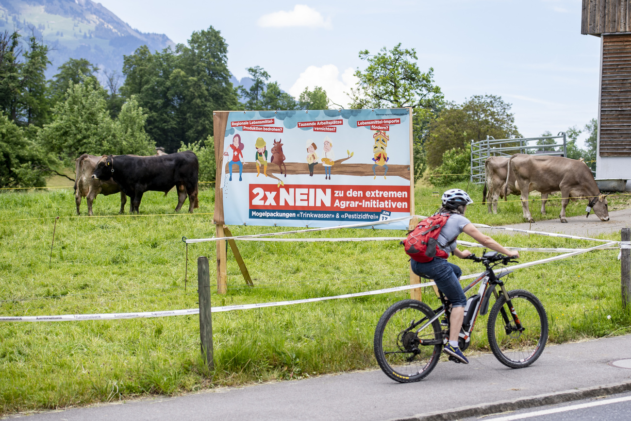 投票宣傳：農場裡立著的牌子，2021年時建議選民反對瑞士的兩項農業動議。