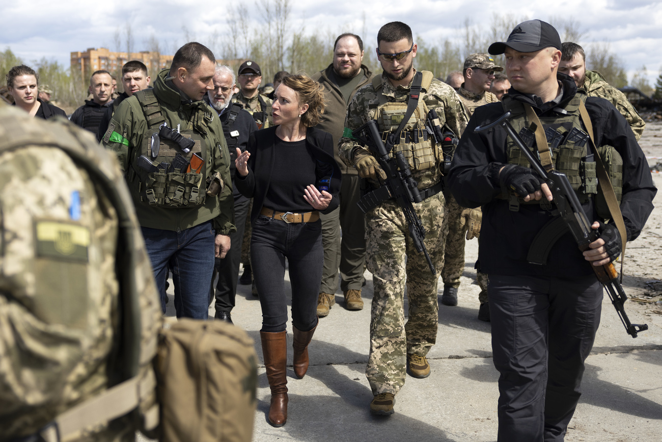 Irène Kälin speaks with Ukrainian officials during the Swiss parliamentary trip to the war torn country.