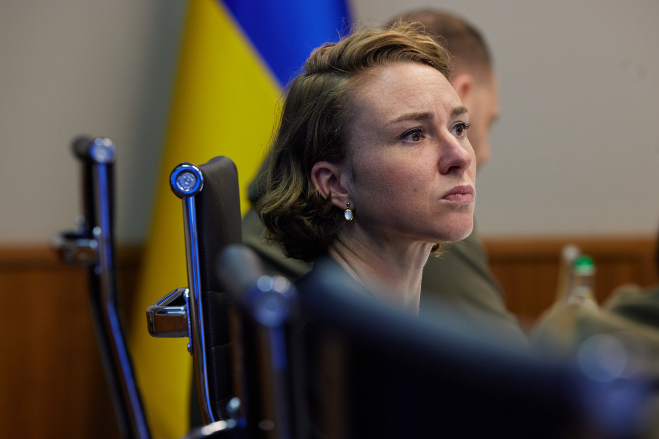 Primo piano di Irène Kälin con dietro sullo sfondo una bandiera ucraina.