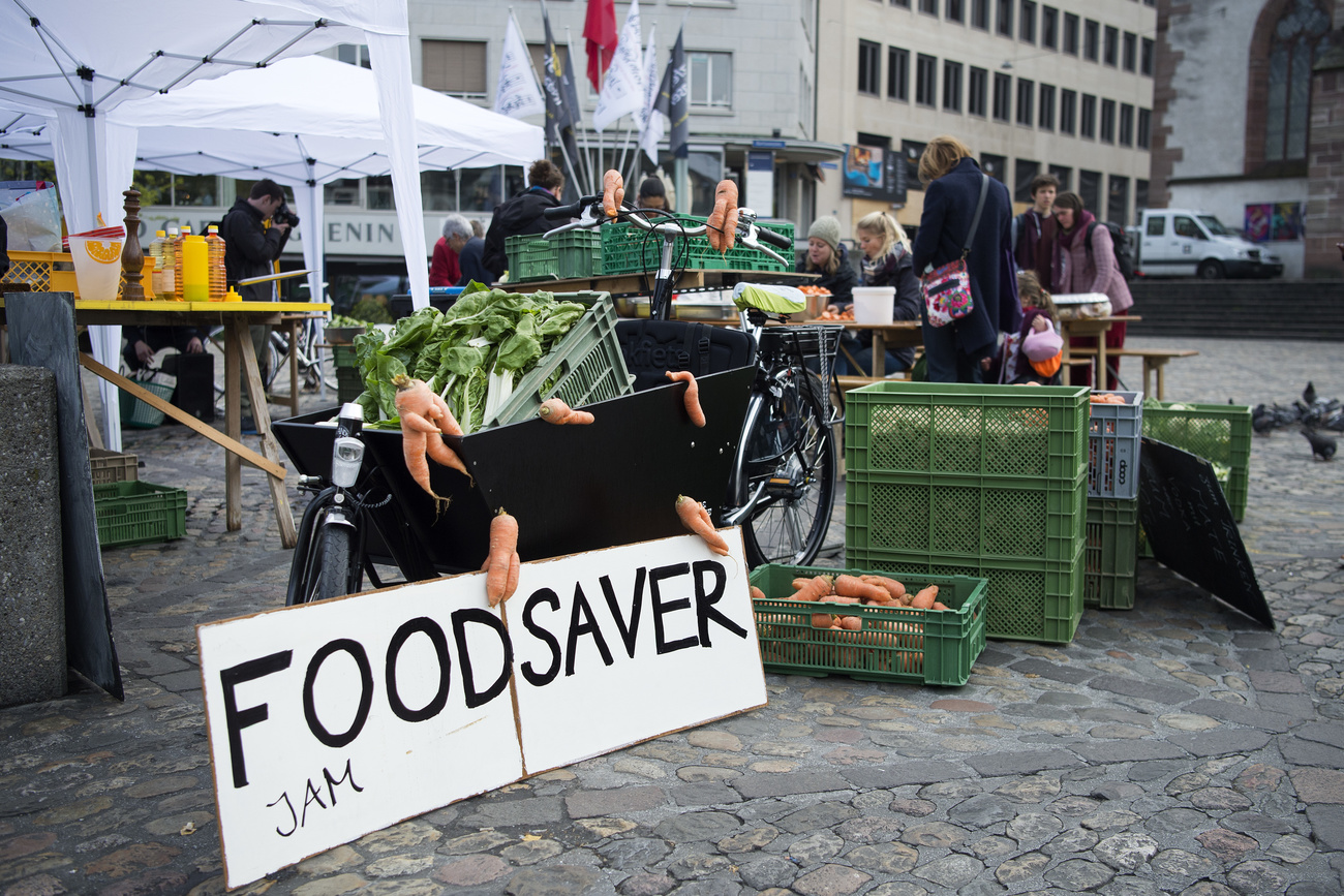 Banca de alimentos em praça pública