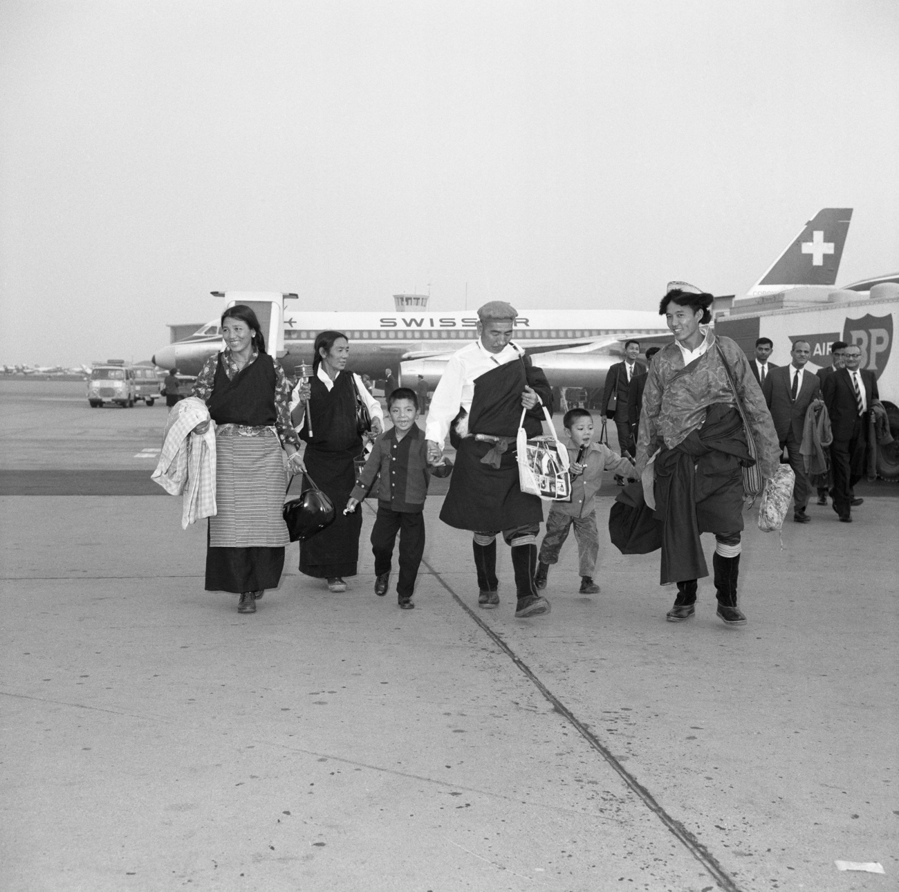 Réfugiés descendant d un avion suisse