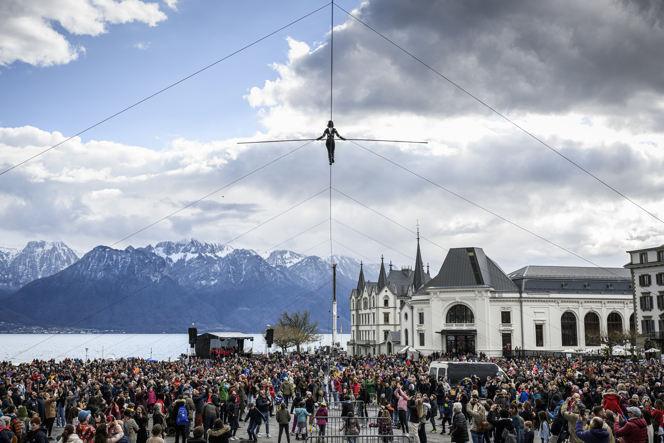Tatiana-Mosio Bongonga, the tightrope walker of the Basinga Company, crosses Vevey market square.