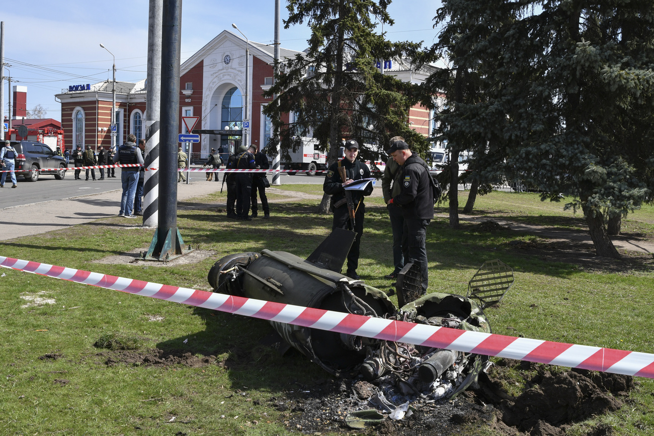 Restos de um míssil fora da estação ferroviária de Kramatorsk, no leste da Ucrânia