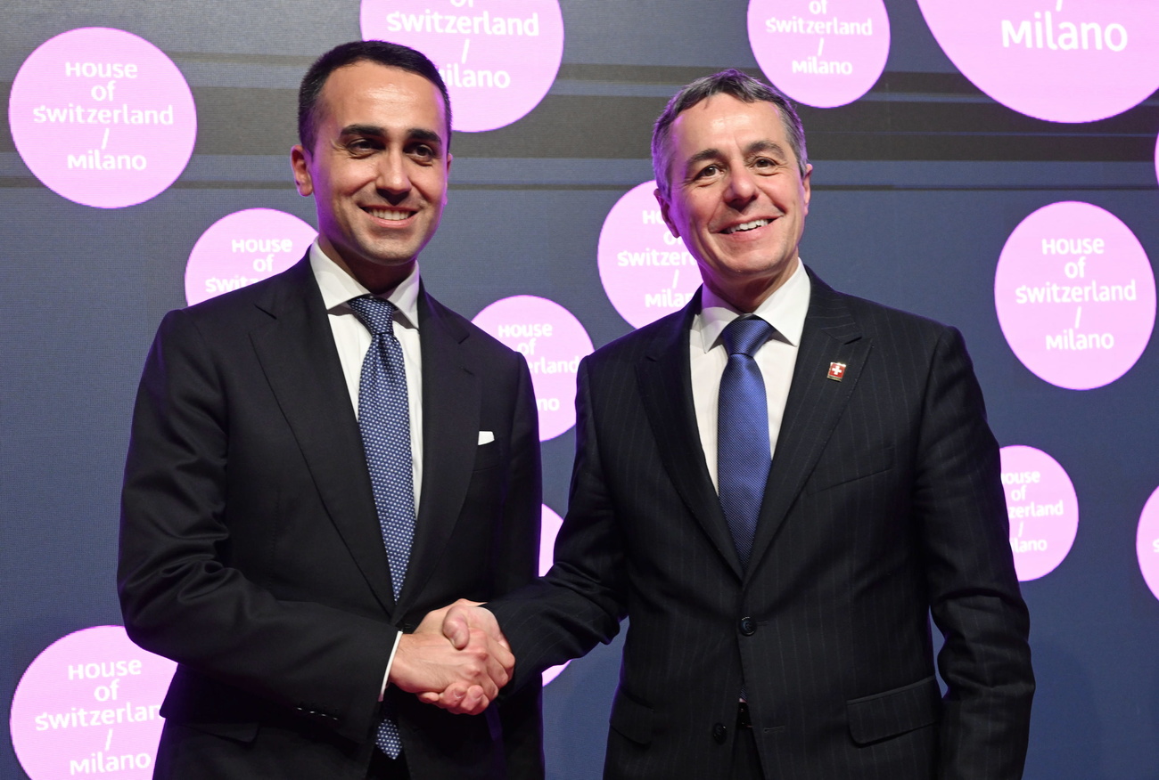 Ignazio Cassis e Luigi Di Maio mentre si stringono la mano.