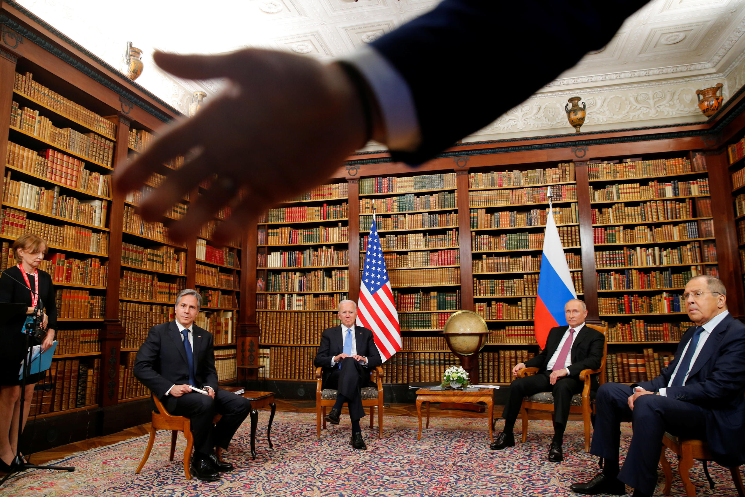 Réunion entre les présidents russe et américain dans une bibliothèque
