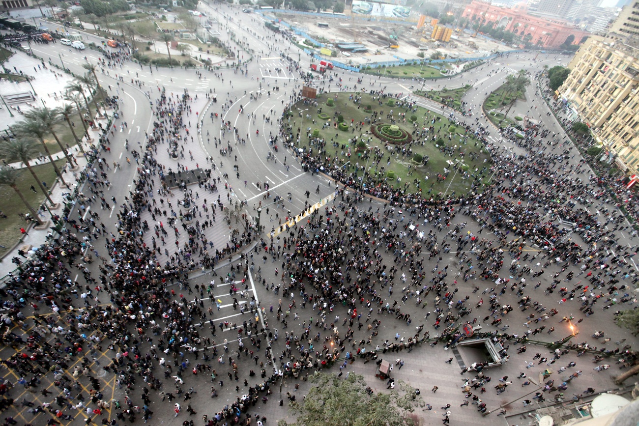 صورة التقطت من الأعلى لتجهر المئات من الأشخاص في ميدان التحرير في القاهرة