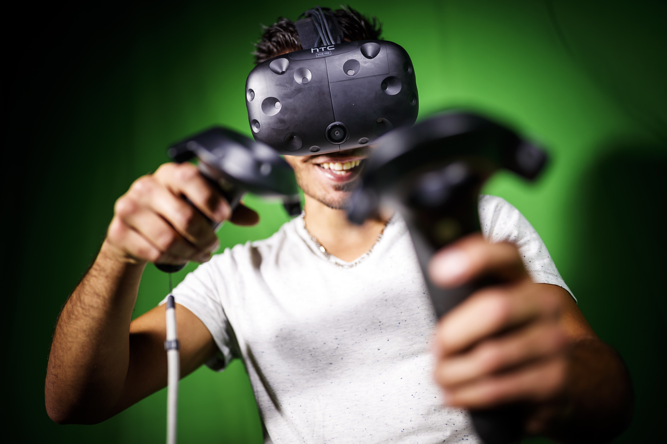 O homem usando óculos de proteção de realidade aumentada