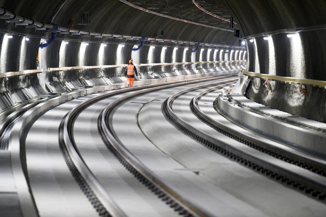 operaio cammina in una galleria ferroviaria