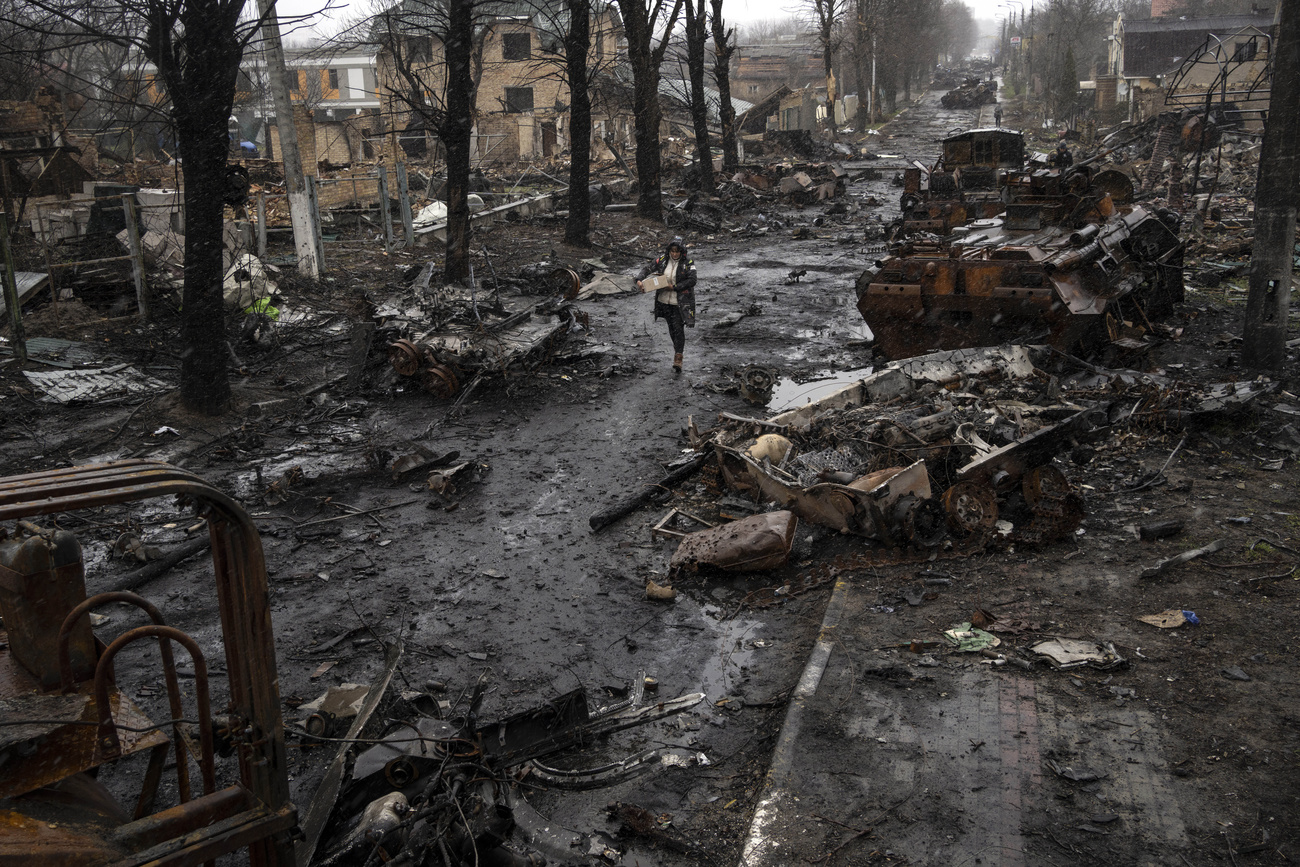 Tanques destruidos, y una calle absolutamente destrozada por la guerra