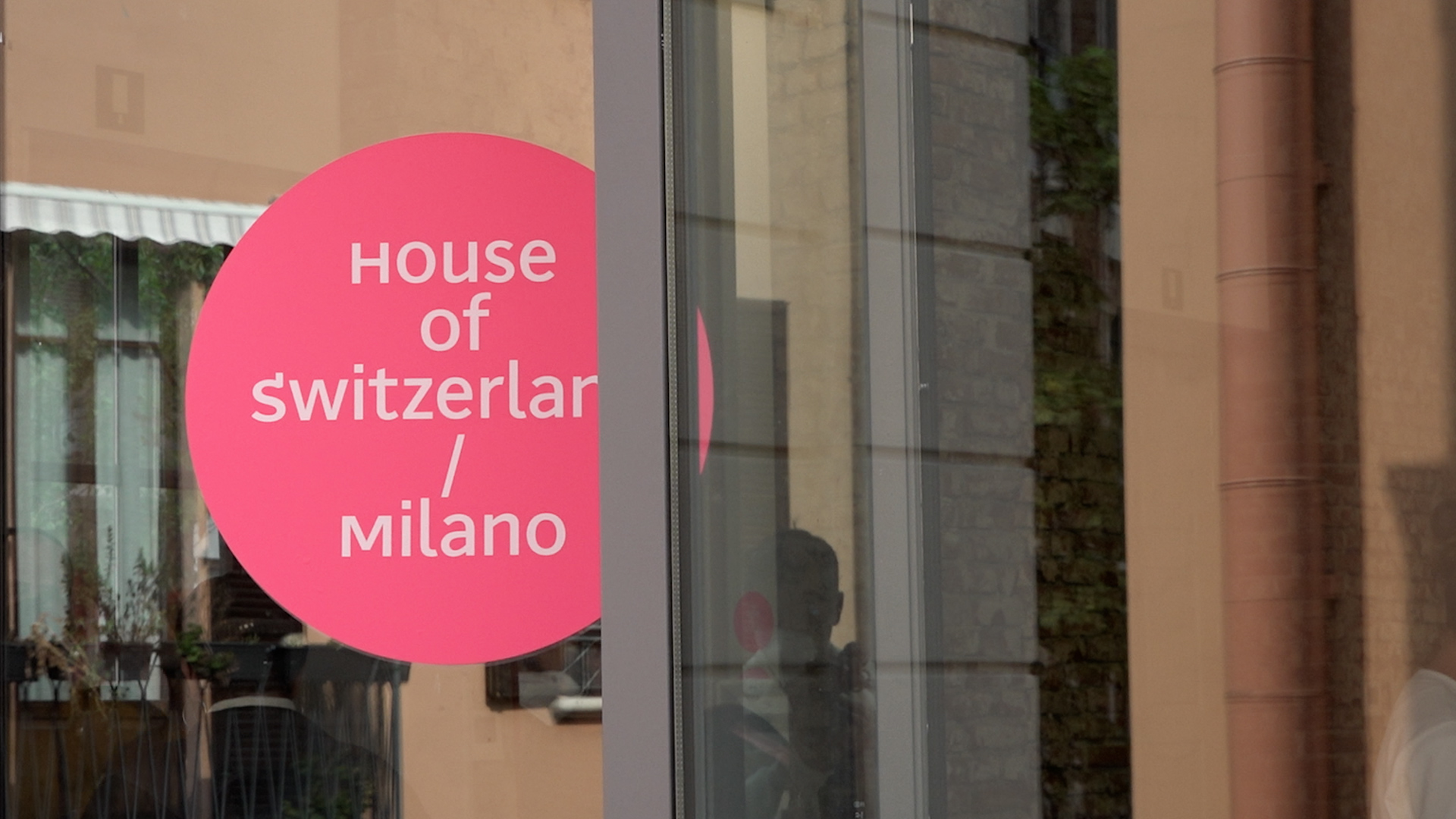 La scritta House of Switzerland su una porta