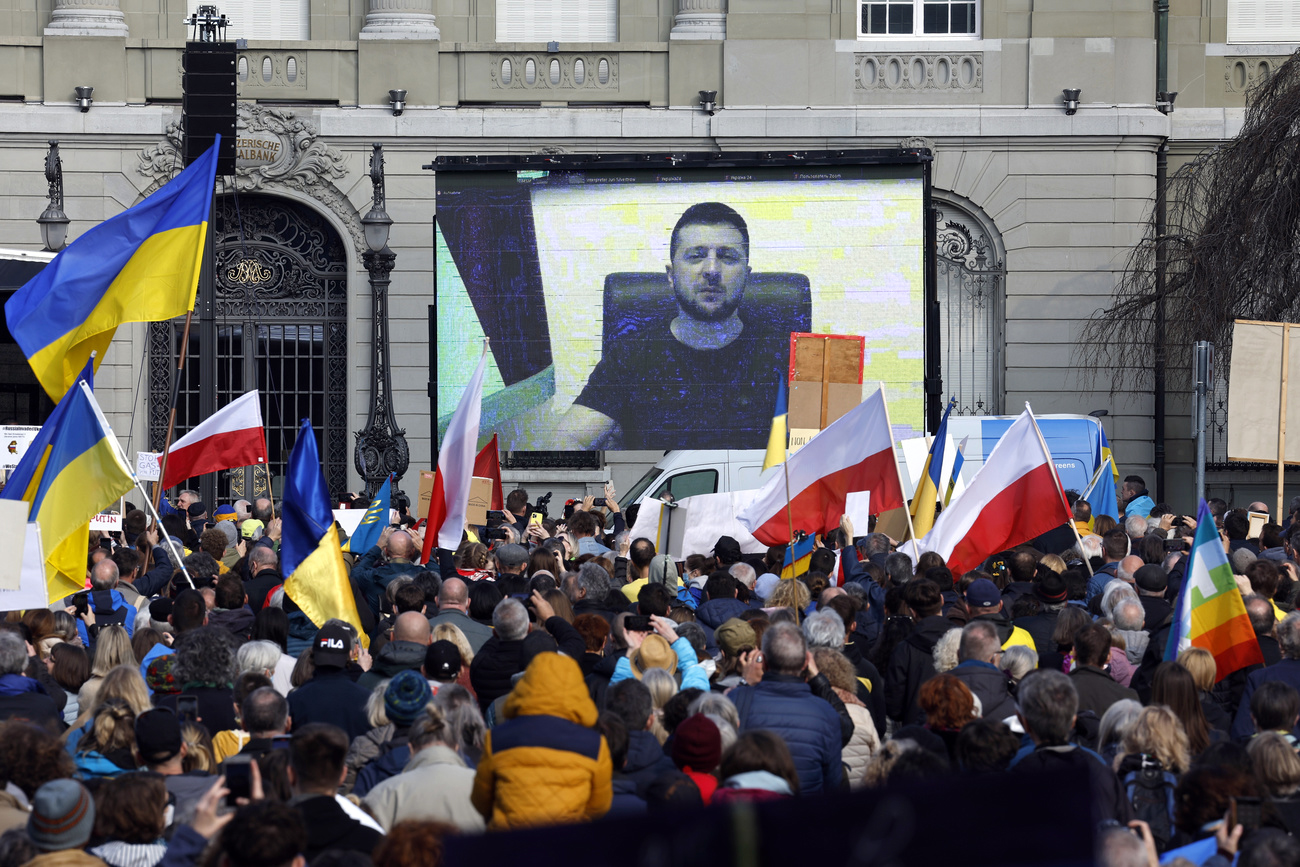 Zelensky appare su uno schermo su Piazza federale a Berna