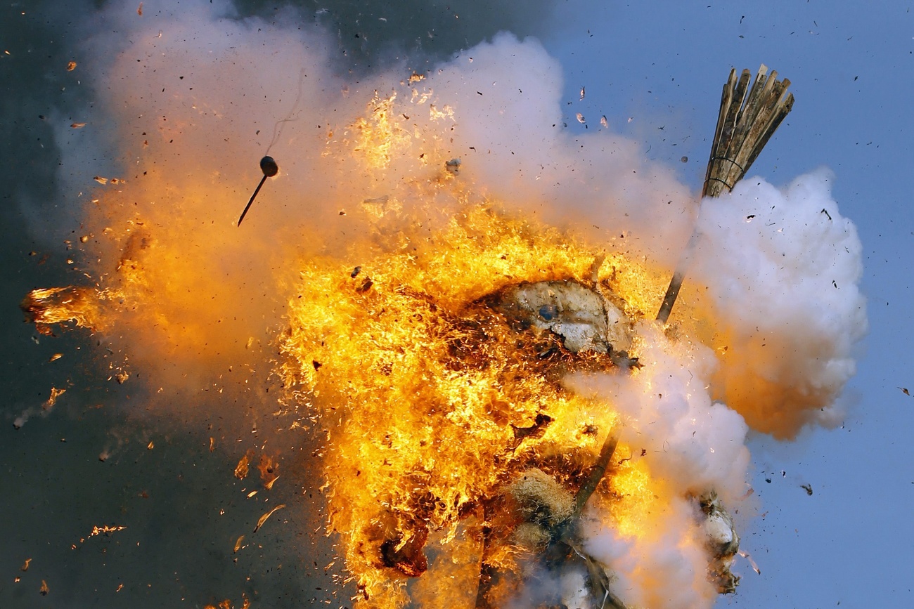 Il pupazzo Böög mentre scoppia la sua testa.