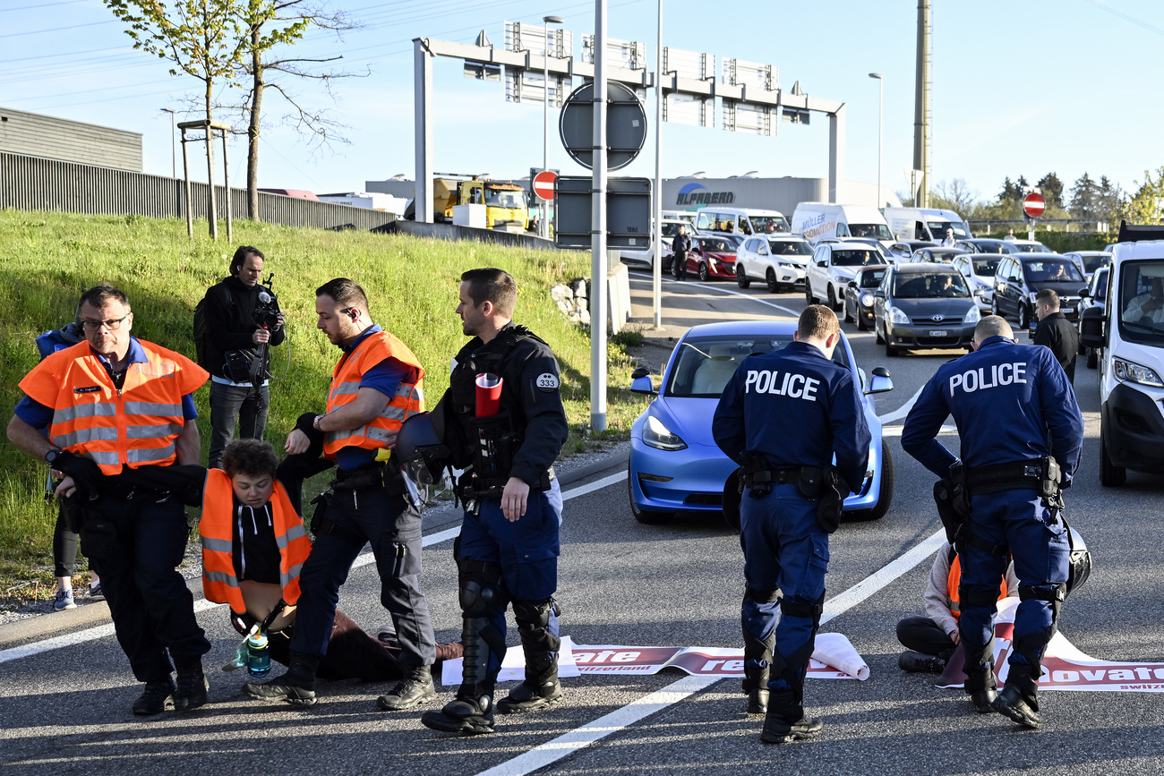 Poliziotti cercano di sgomberare l autostrada.