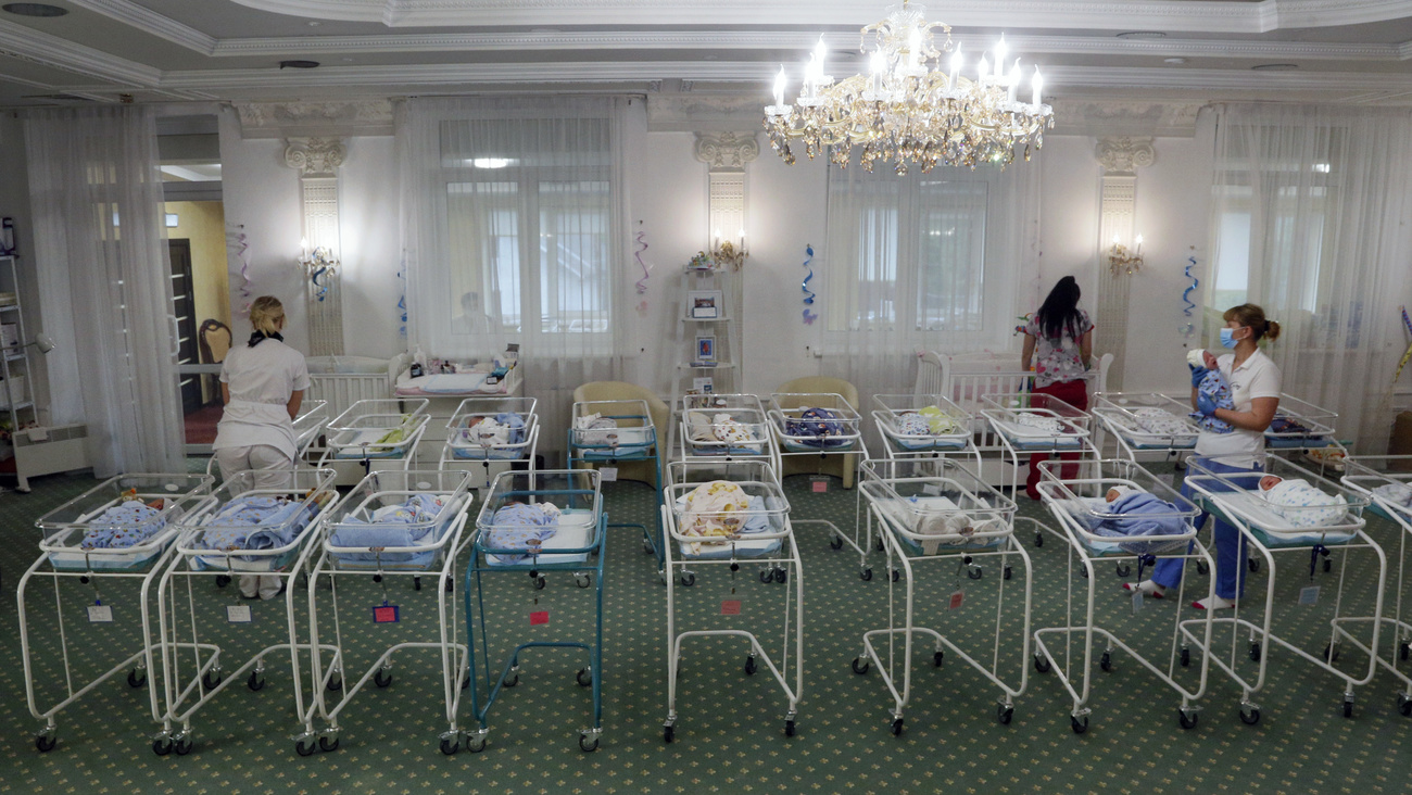 代理孕母出生的新生兒在等待因新冠疫情而受阻的父母來接他們，基輔，2020年5月。