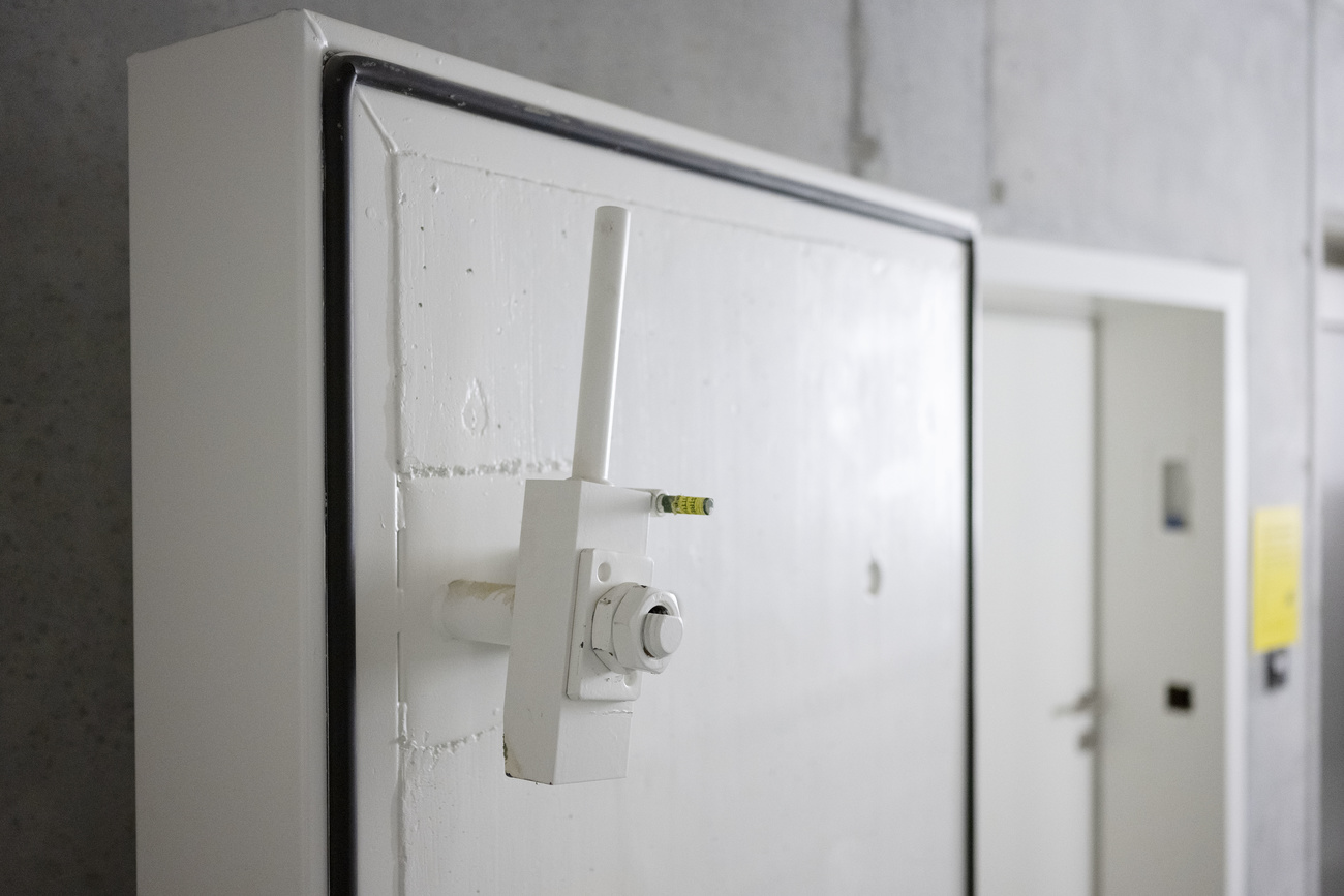 La porta all entrata di un bunker.