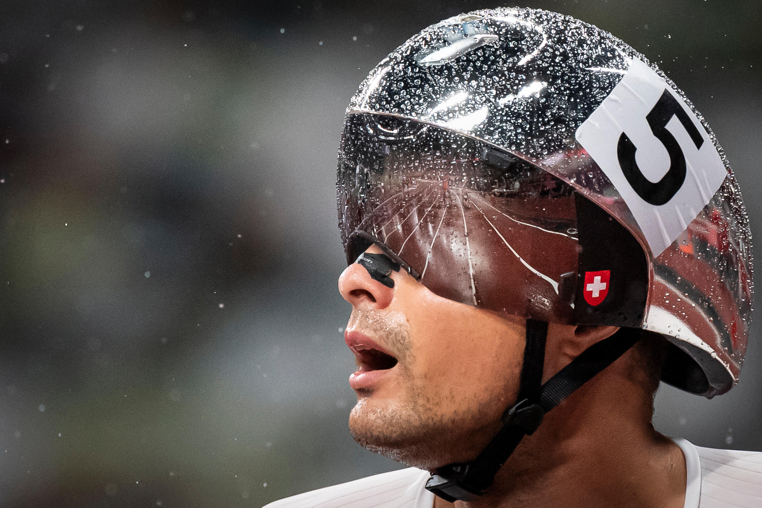 sportivo con un casco e occhiali protettivi