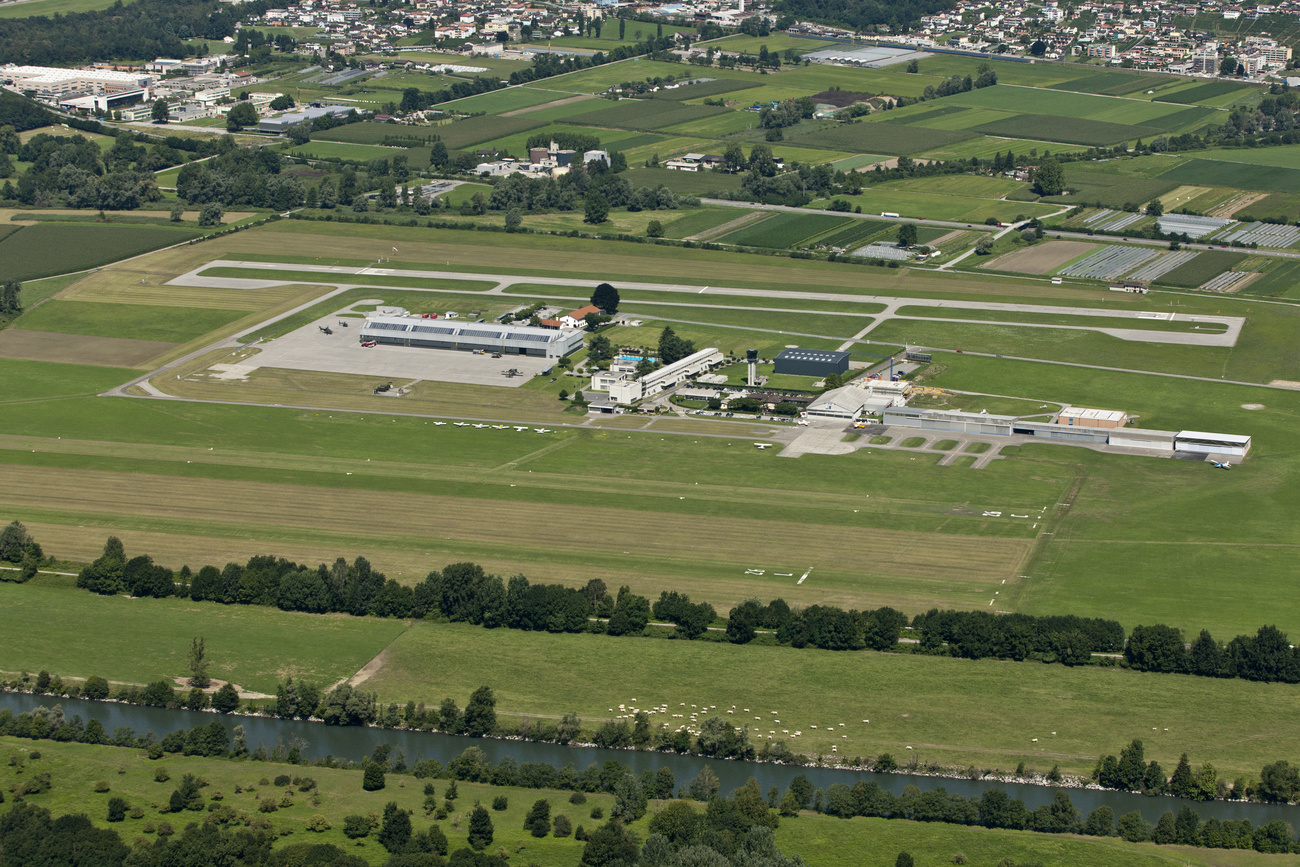 Flugplatz inmitten einer Grünfläche