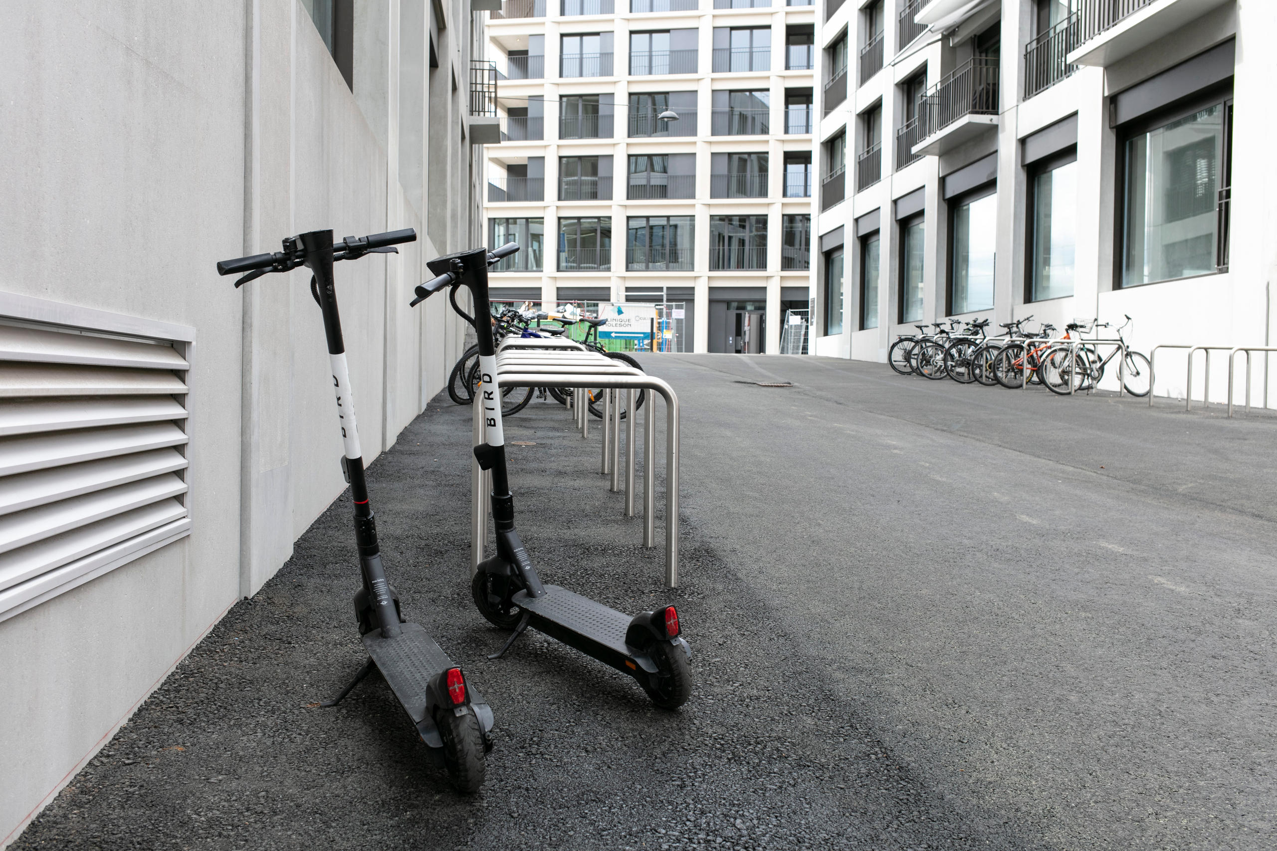 Trottinettes dans une rue