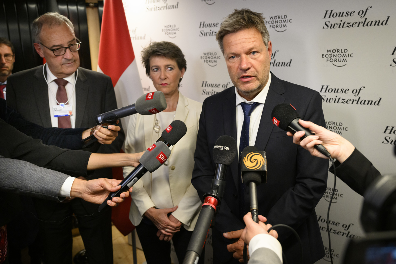 Parmelin, Sommaruga und Habeck vor Mikrofonen der Medien