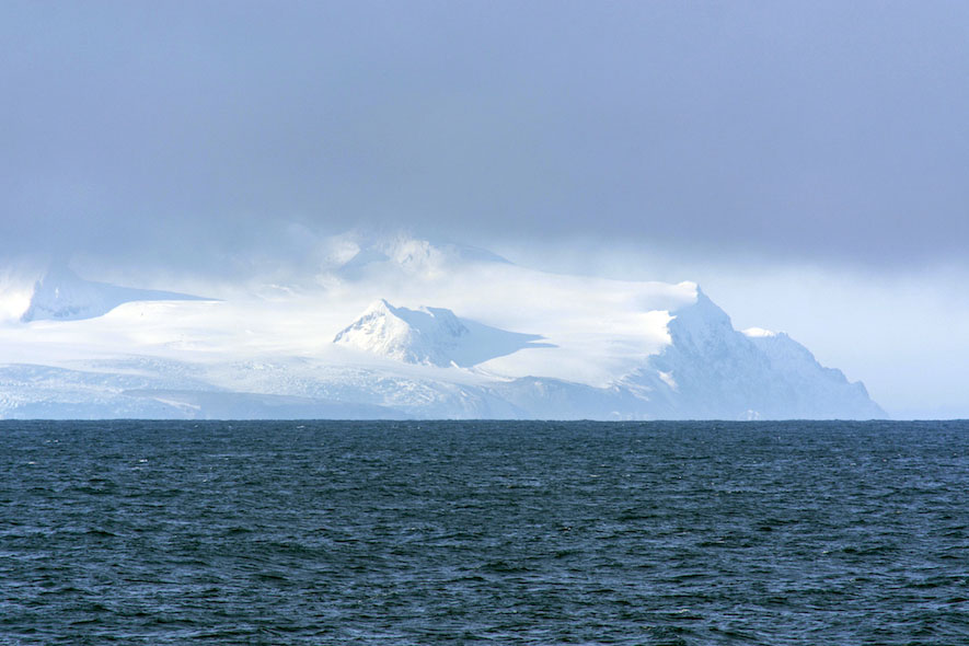 南極海のエレファント島（西側から撮影）