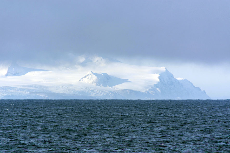 Isla Elefante vista desde el oeste