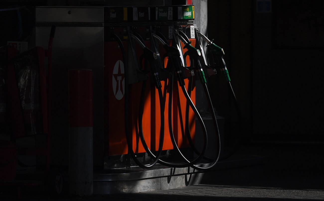 distributori di benzina in ombra