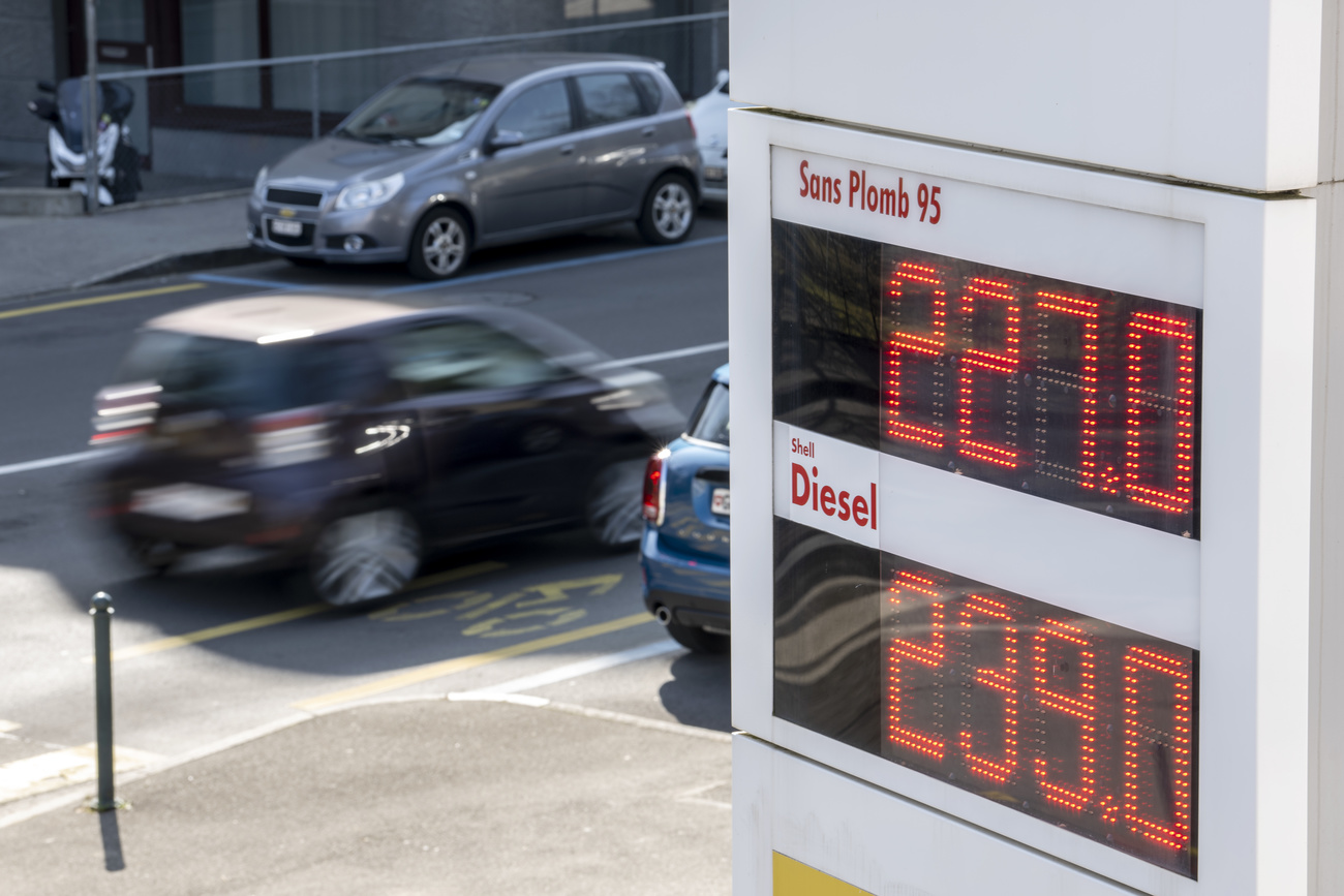 cartello con prezzi benzina