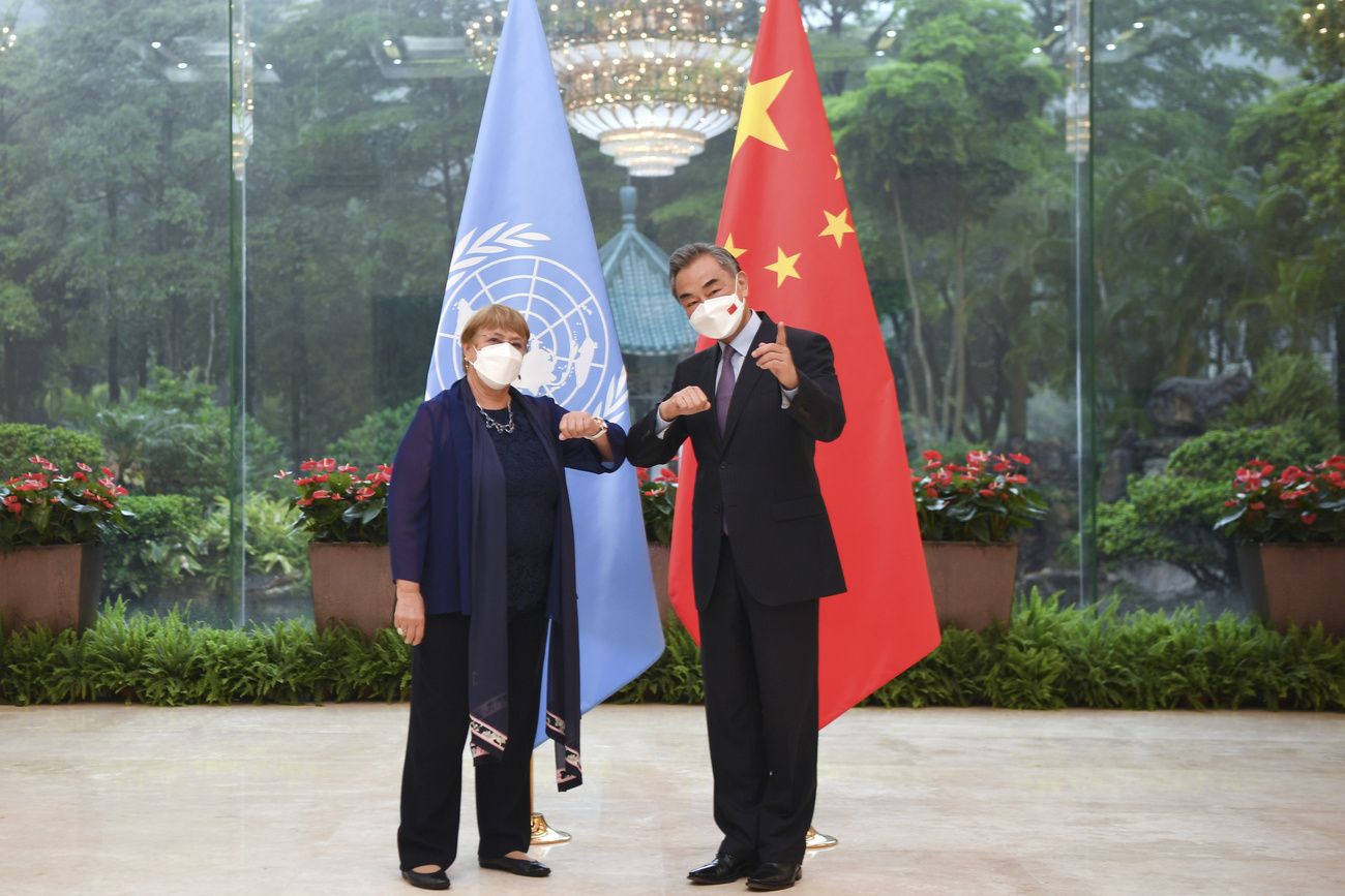 联合国人权事务高级专员米歇尔·巴切莱特(Michelle Bachelet)会见中国外交部长王毅，并为她颇具争议的访华之行进行辩护。