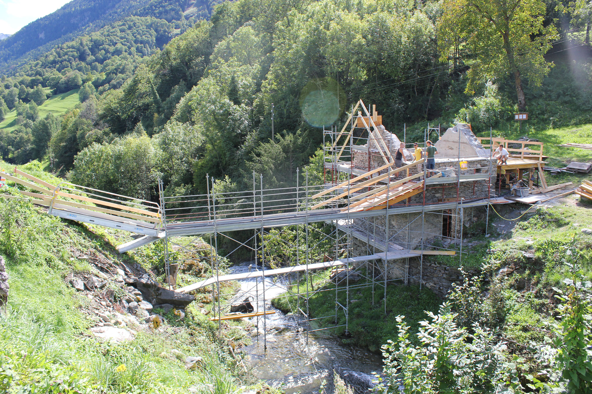 Il mulino durante i lavori di restauro.