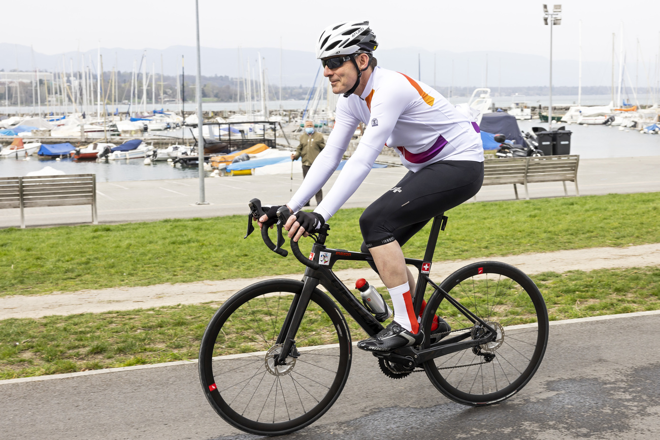 Roberto Balzaretti auf dem E-Bike am Genfersee