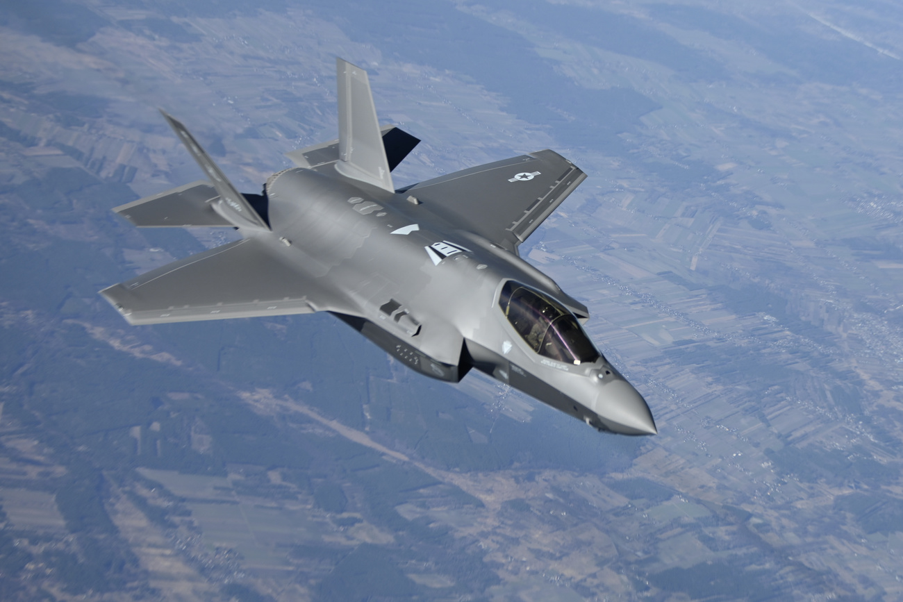 aereo da combattimento in volo, fotografato dall alto