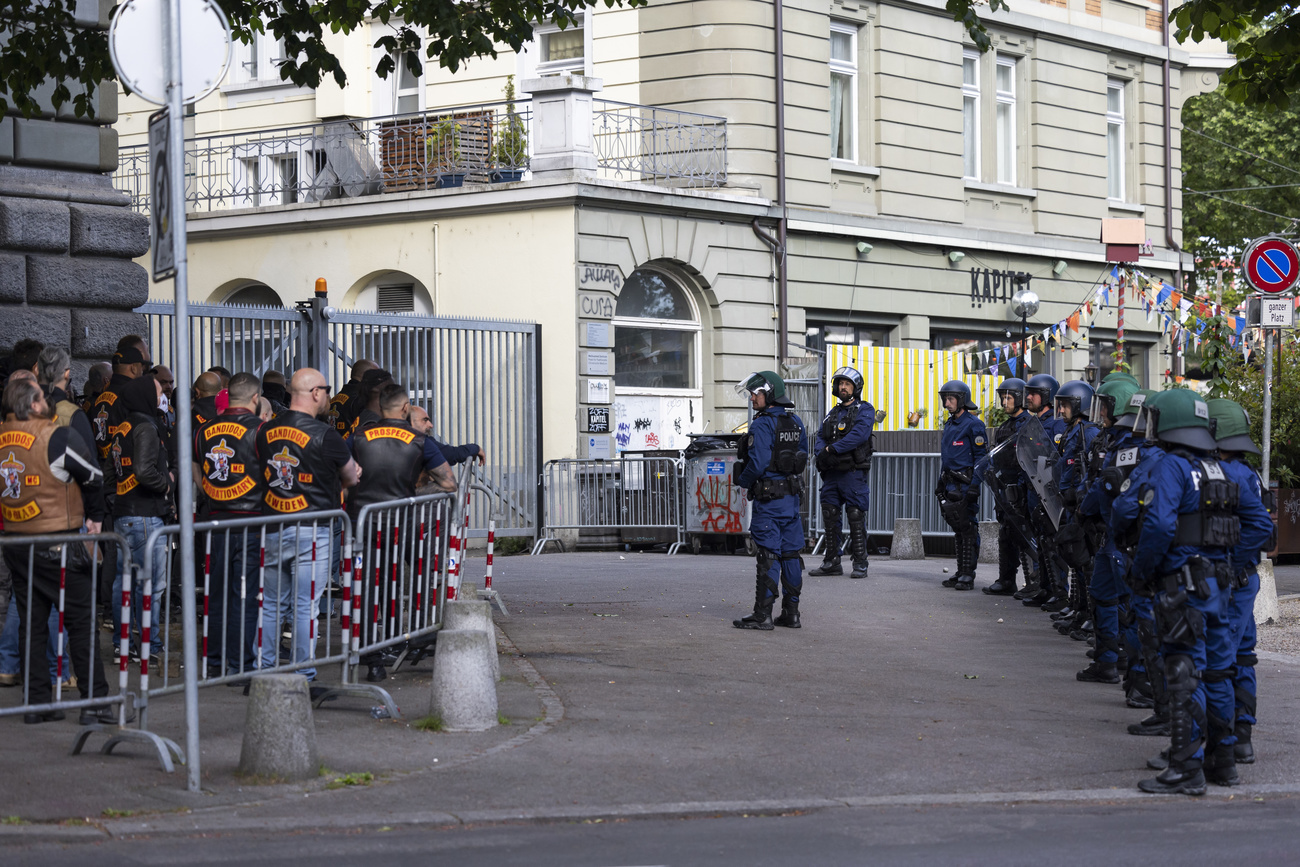 A polícia e membros de gangues de Bandidos fora do prédio do tribunal de Berna em 30 de maio de 2022.