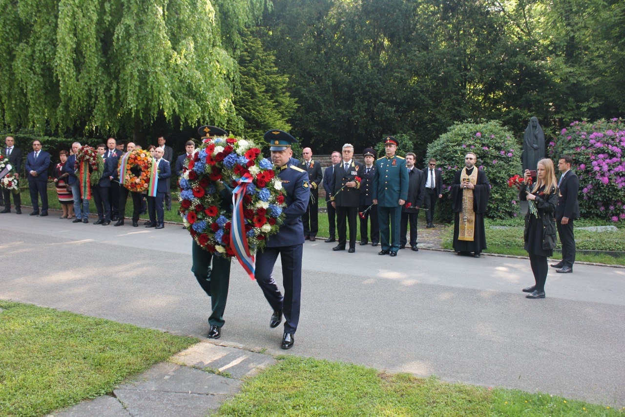 militari depongono una corona di fiori