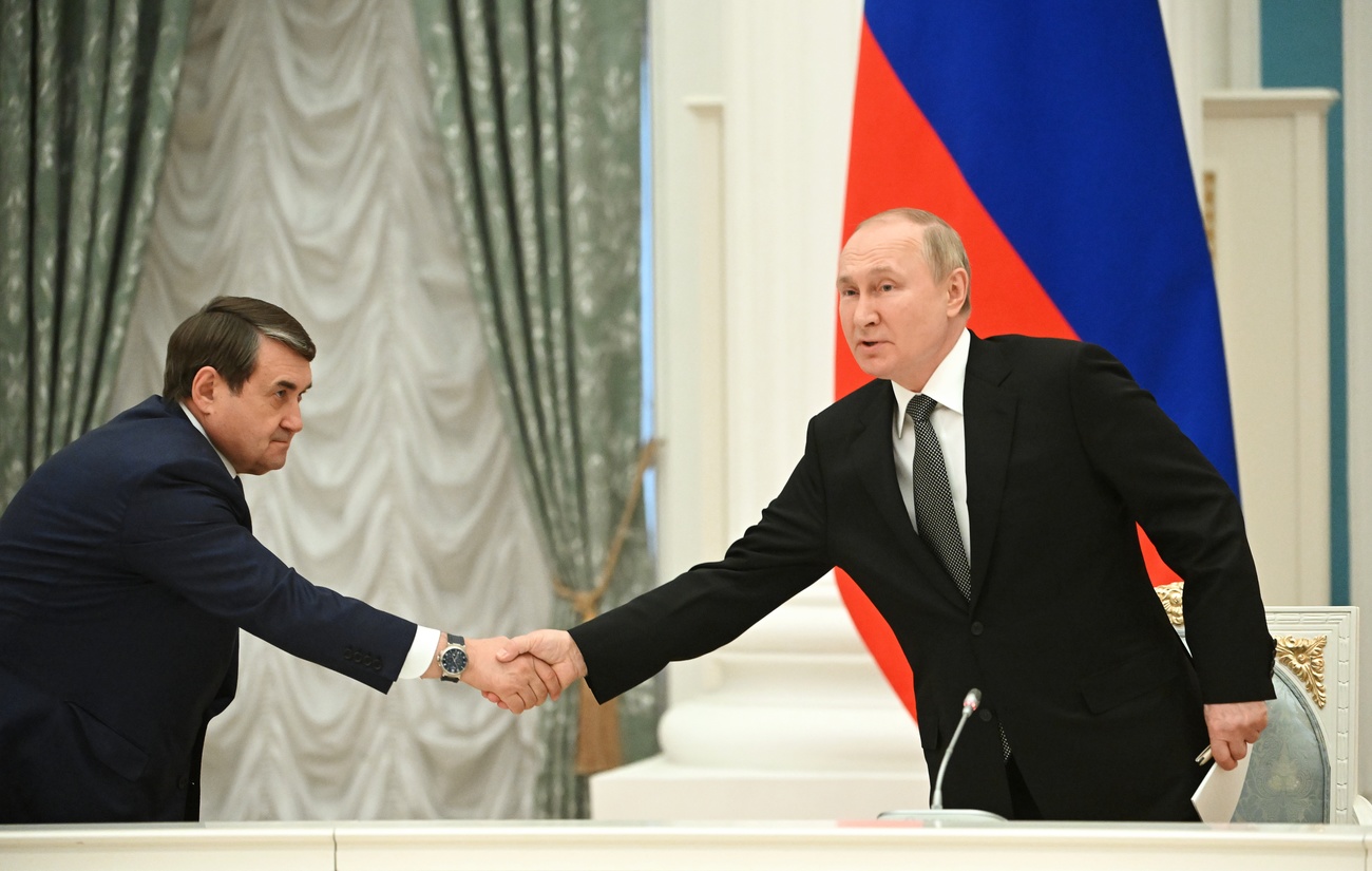 Putin stringe la mano a Igor Levitin.