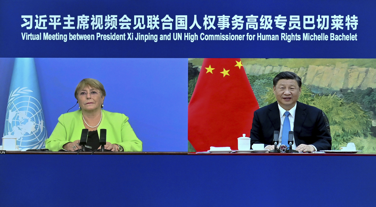 Virtuelles Treffen zwischen Michelle Bachelet und dem chinesischen Präsidenten, dargestellt auf einem Bildschirm