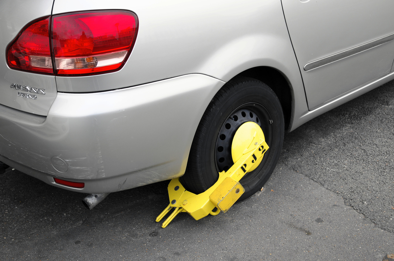 ganasce bloccano ruota di un auto