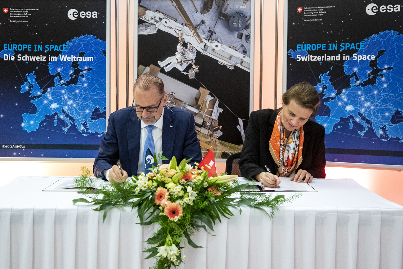 ESA General Director Josef Aschbacher and Swiss state secretary for research and innovation Martina Hirayama sign an agreement